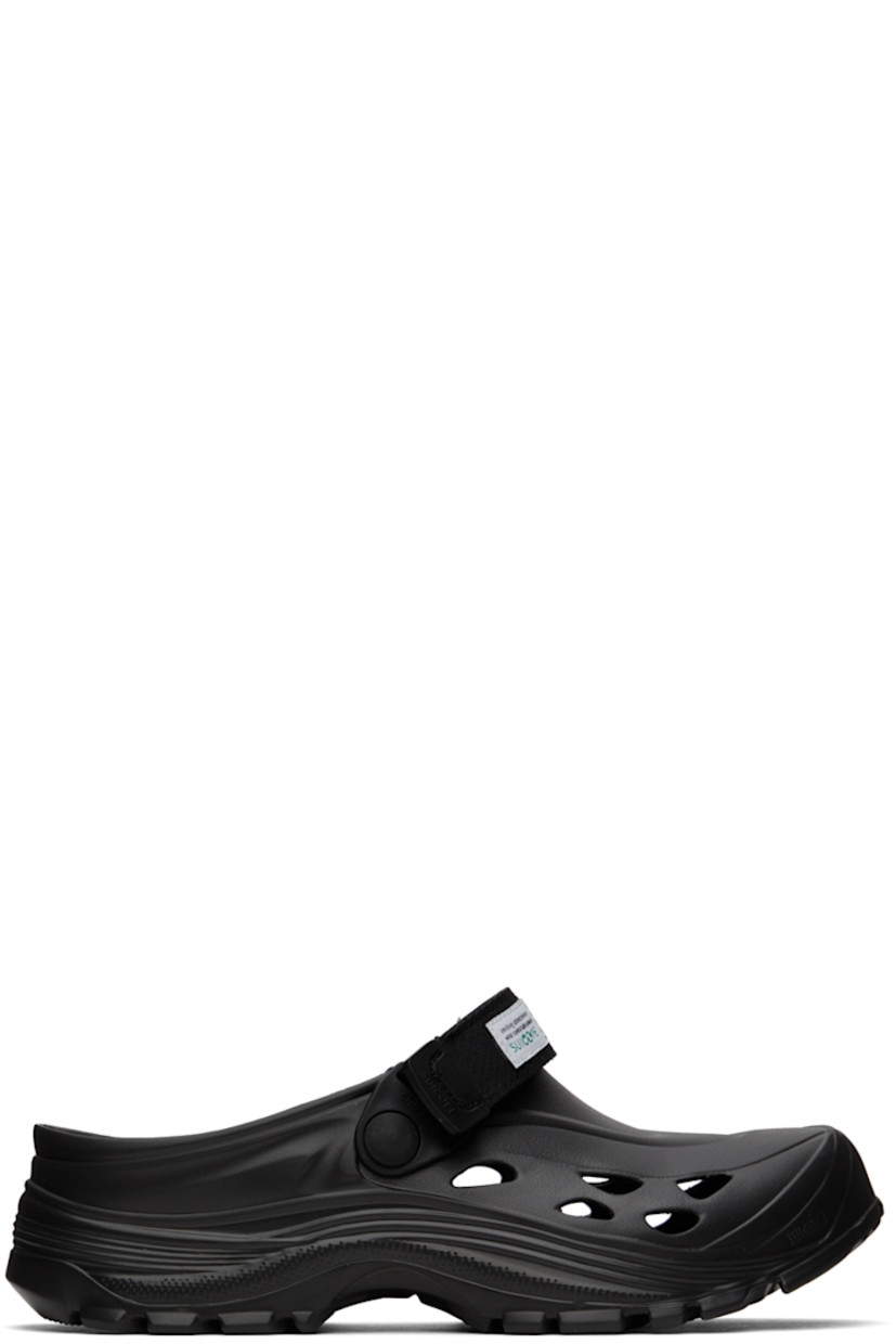 Recycled EVA rubber slippers in black.

· Velcro strap at vamp
· Cut-outs at sides 
· Logo embossed at molded rubber footbed 
· Treaded rubber sole 

Supplier color: Black