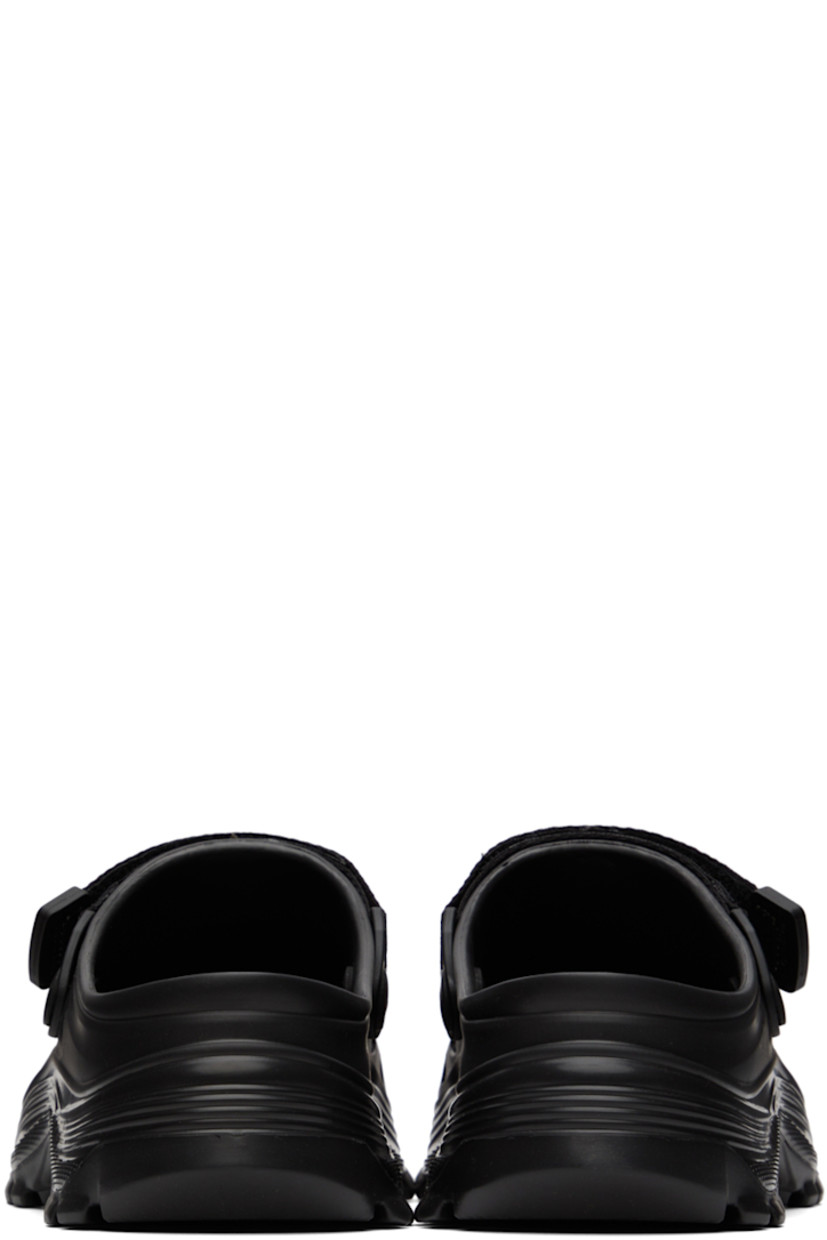 Recycled EVA rubber slippers in black.

· Velcro strap at vamp
· Cut-outs at sides 
· Logo embossed at molded rubber footbed 
· Treaded rubber sole 

Supplier color: Black