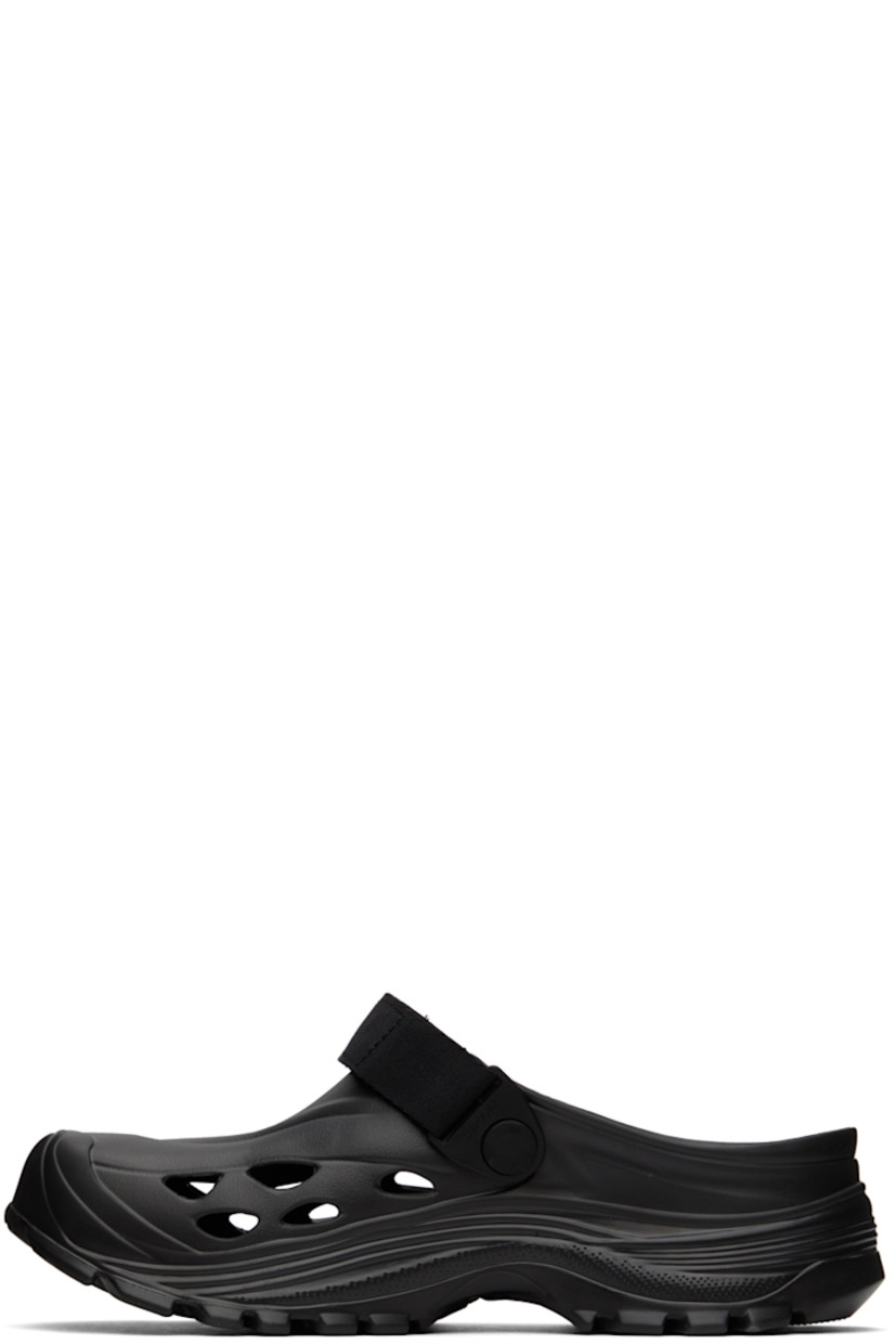 Recycled EVA rubber slippers in black.

· Velcro strap at vamp
· Cut-outs at sides 
· Logo embossed at molded rubber footbed 
· Treaded rubber sole 

Supplier color: Black