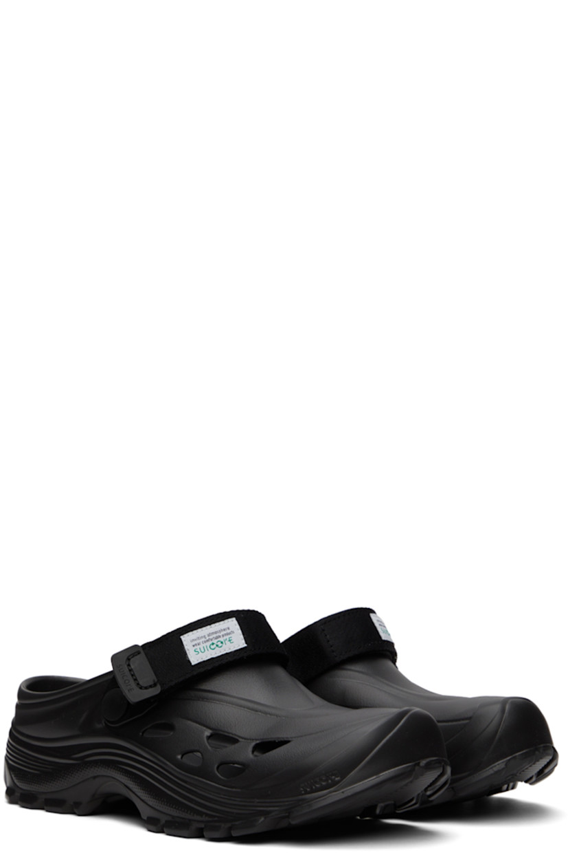 Recycled EVA rubber slippers in black.

· Velcro strap at vamp
· Cut-outs at sides 
· Logo embossed at molded rubber footbed 
· Treaded rubber sole 

Supplier color: Black