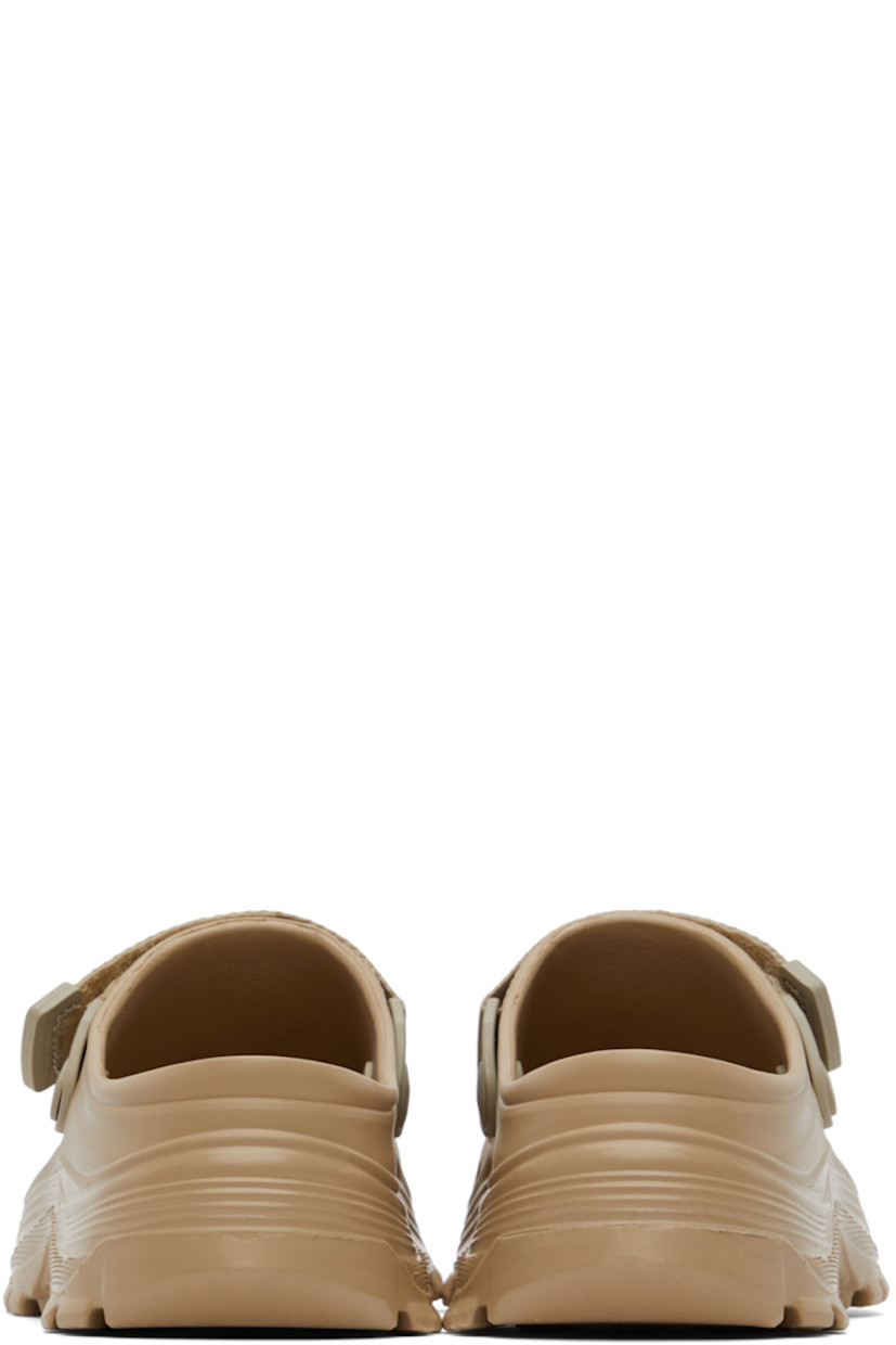 Recycled EVA rubber slippers in beige.

· Velcro strap at vamp
· Cut-outs at sides 
· Logo embossed at molded rubber footbed 
· Treaded rubber sole 

Supplier color: Beige