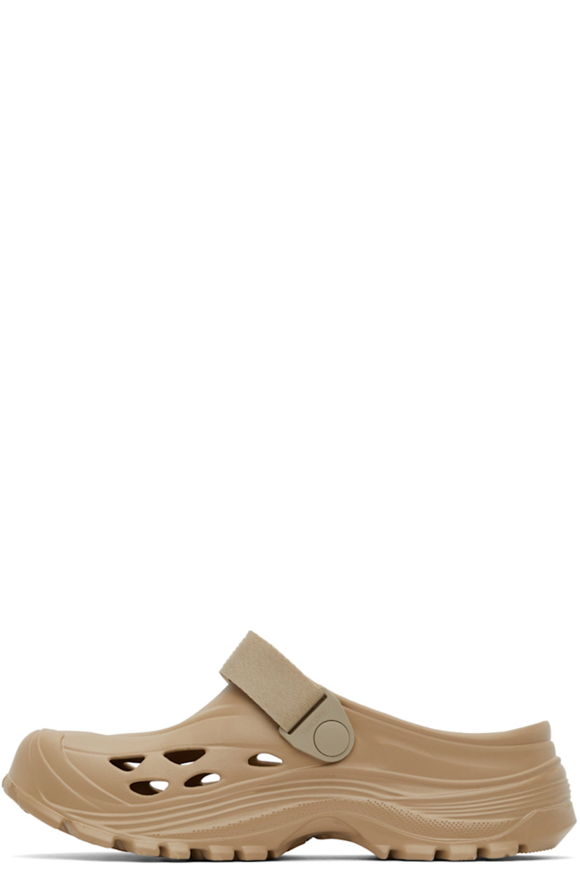 Recycled EVA rubber slippers in beige.

· Velcro strap at vamp
· Cut-outs at sides 
· Logo embossed at molded rubber footbed 
· Treaded rubber sole 

Supplier color: Beige
