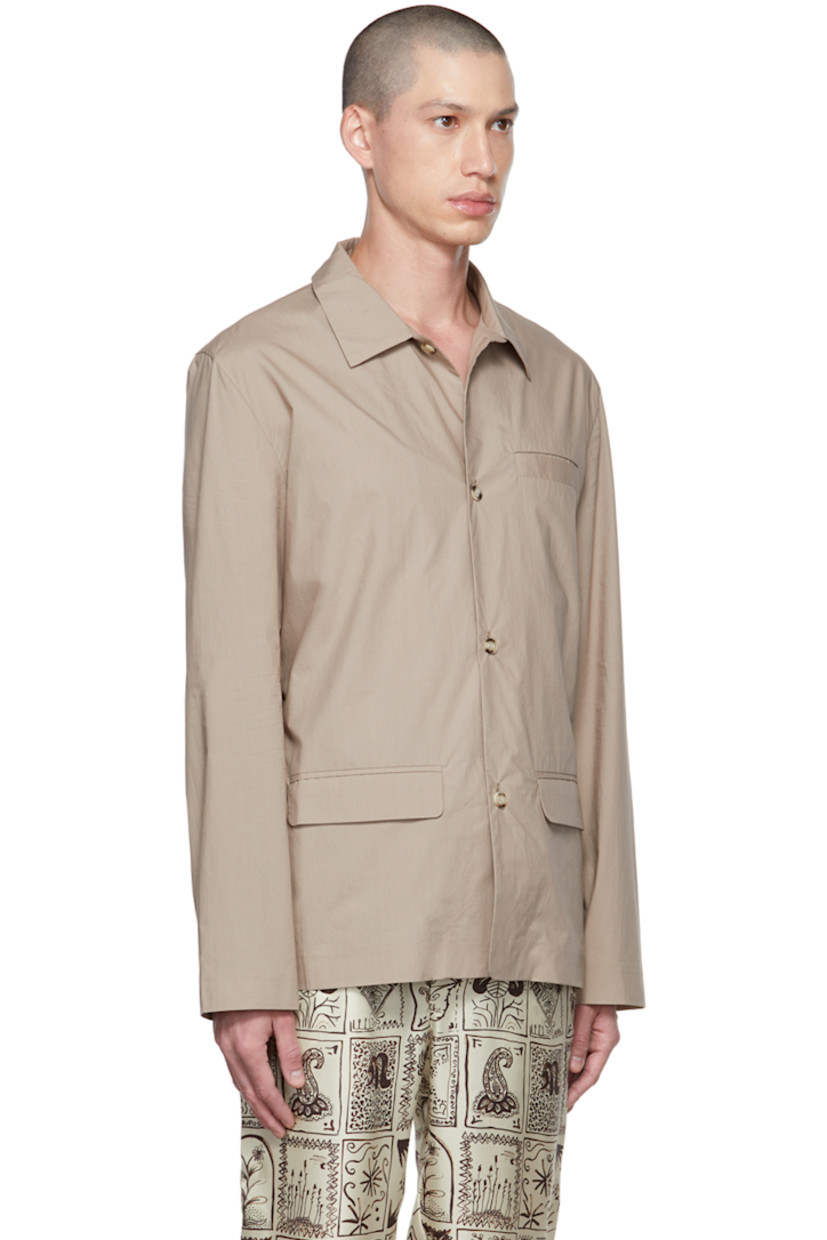Cotton poplin shirt.

· Spread collar
· Button closure
· Welt pocket 
· Flap pockets 

Supplier color: Stone