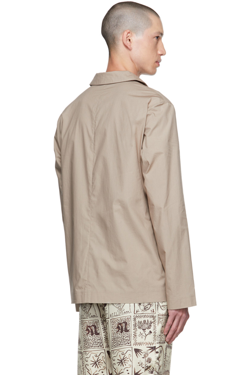 Cotton poplin shirt.

· Spread collar
· Button closure
· Welt pocket 
· Flap pockets 

Supplier color: Stone