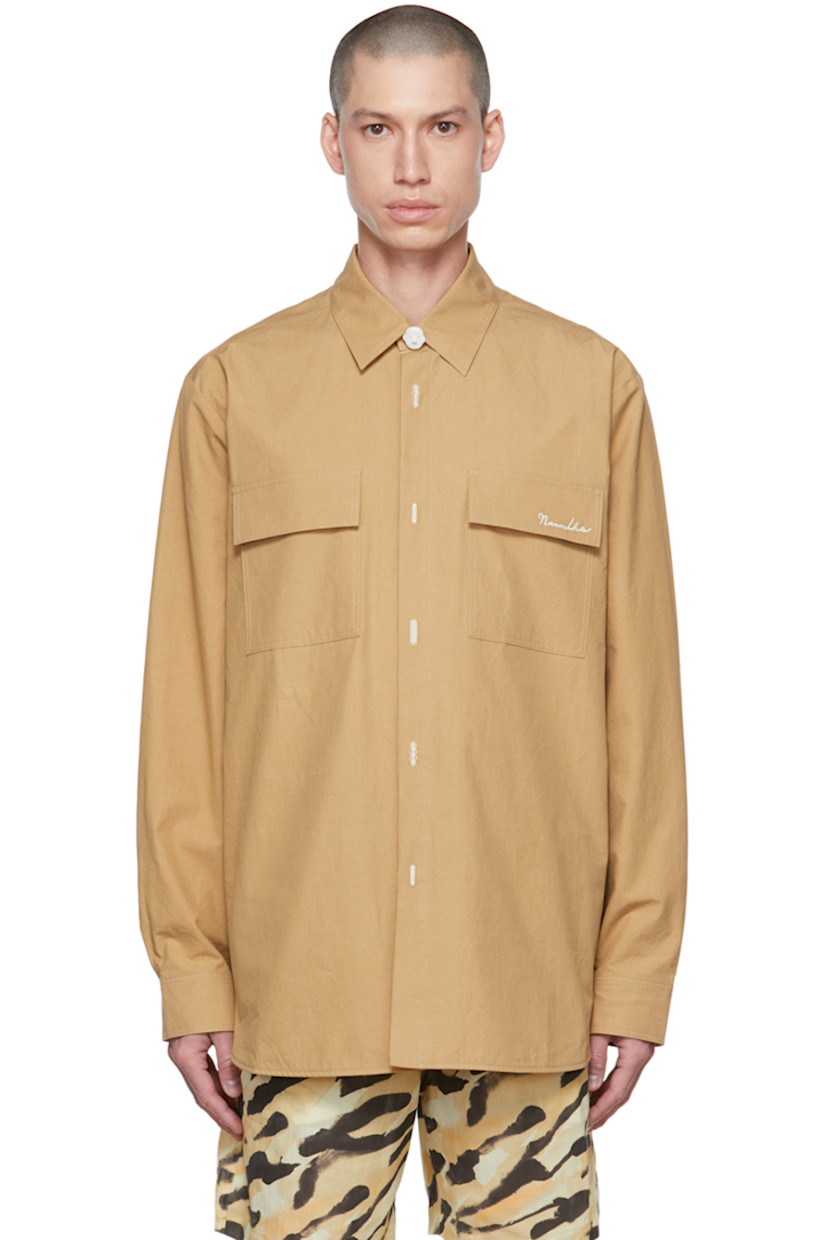 Cotton poplin shirt.

· Spread collar
· Embroidered detailing at button placket
· Logo embroidered at flap pocket
· Single-button barrel cuffs
· Box pleat at back yoke

Supplier color: Prairie sand