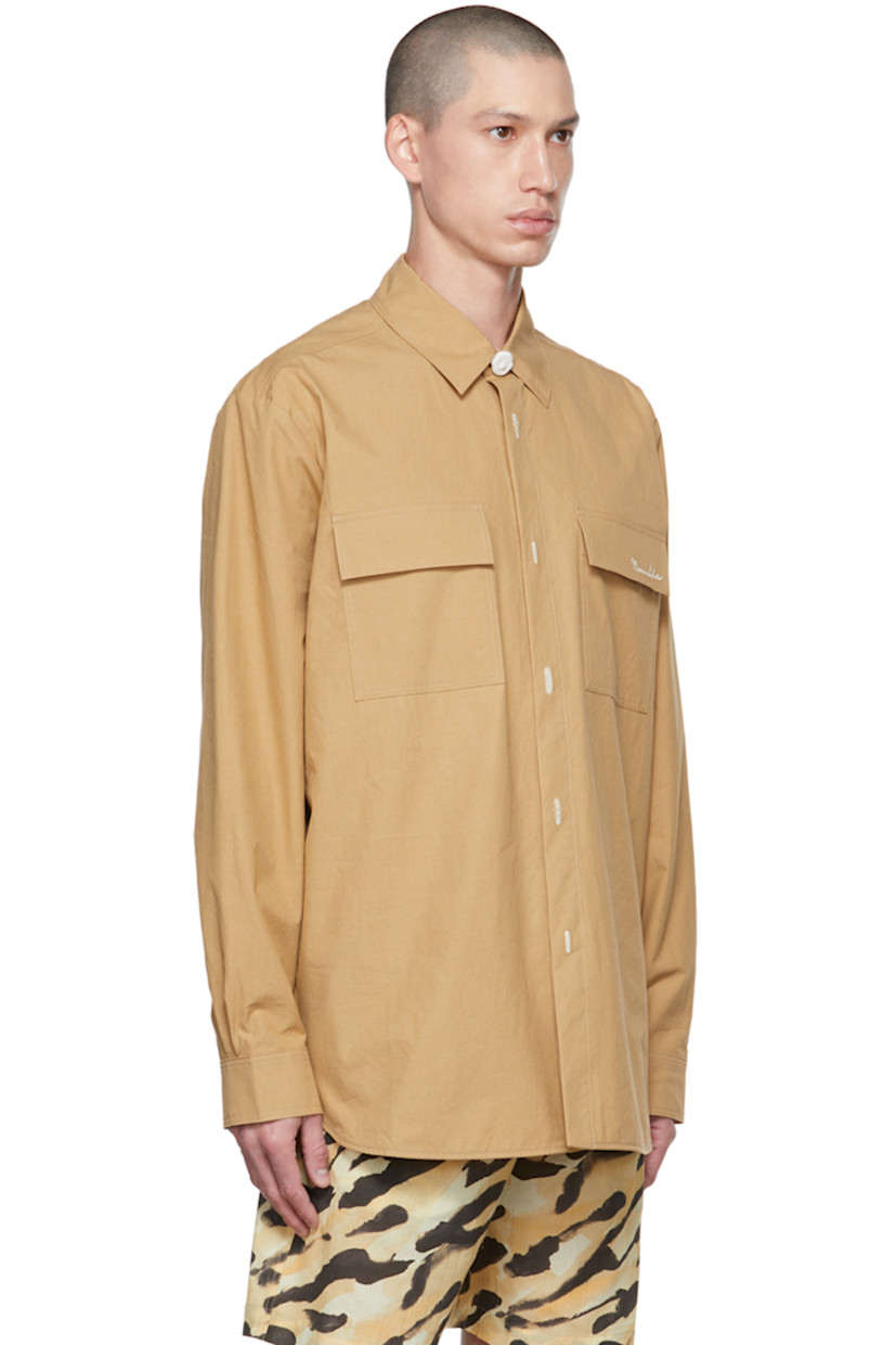 Cotton poplin shirt.

· Spread collar
· Embroidered detailing at button placket
· Logo embroidered at flap pocket
· Single-button barrel cuffs
· Box pleat at back yoke

Supplier color: Prairie sand