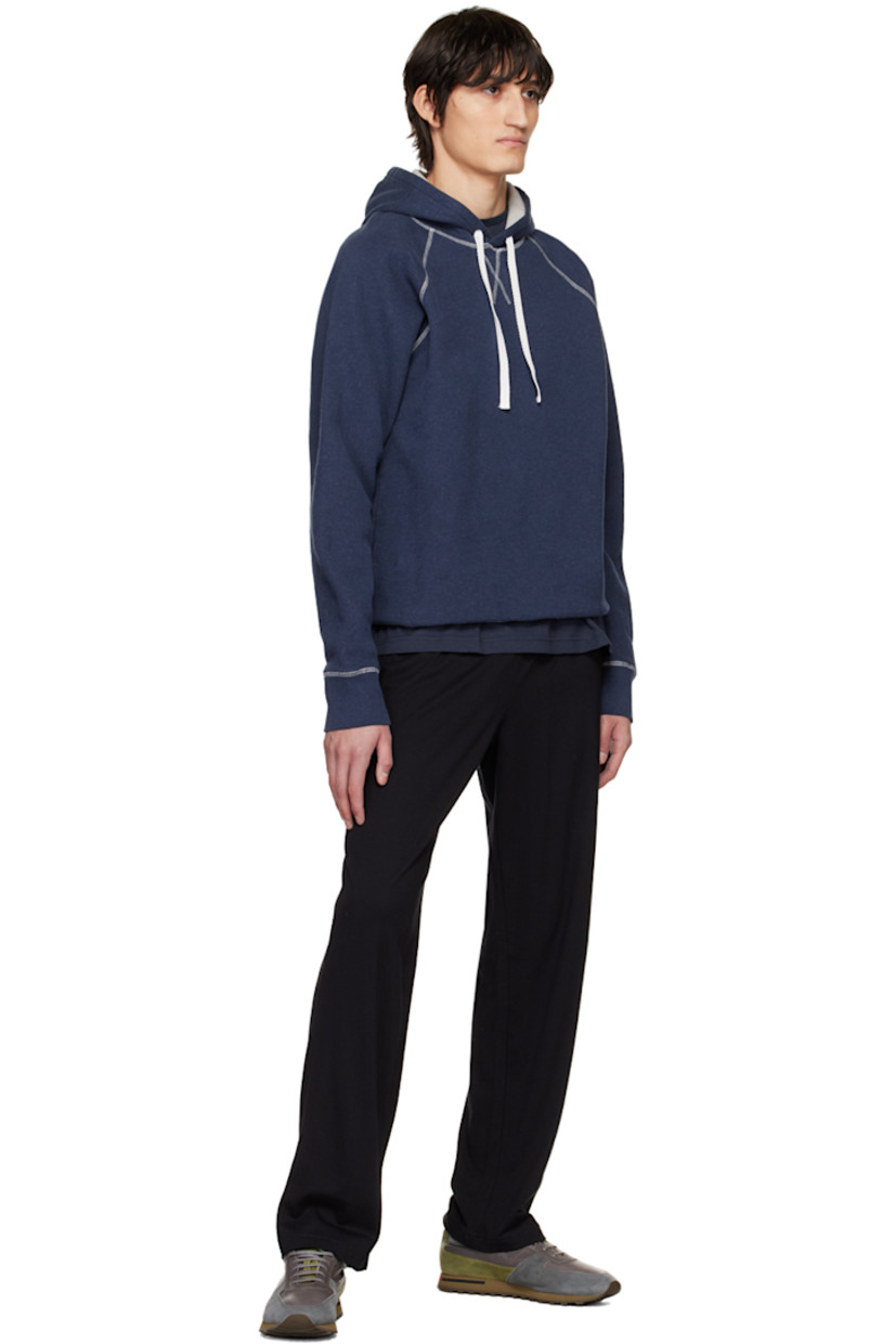 Cotton fleece hoodie. 

· Drawstring at hood
· Raglan sleeves 
· Contrast stitch at white

Supplier color: Navy melange