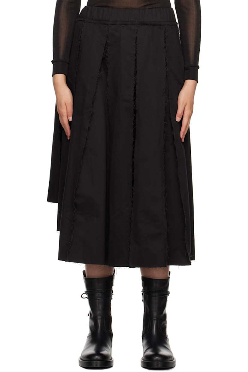 Organic cotton broadcloth skirt. Raw edges and box pleats throughout.

· Elasticized waistband
· Flared asymmetric hem
· Logo embroidered at back
· Unlined

Supplier color: Black