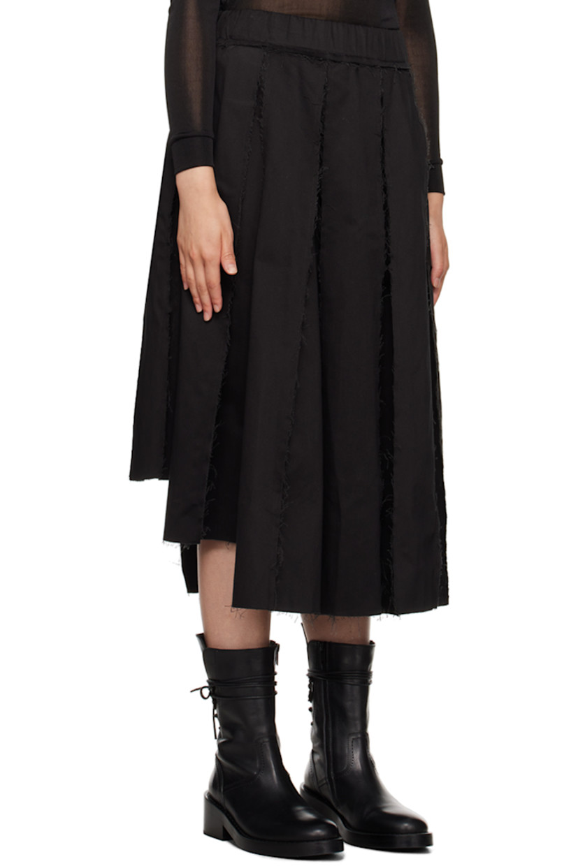 Organic cotton broadcloth skirt. Raw edges and box pleats throughout.

· Elasticized waistband
· Flared asymmetric hem
· Logo embroidered at back
· Unlined

Supplier color: Black