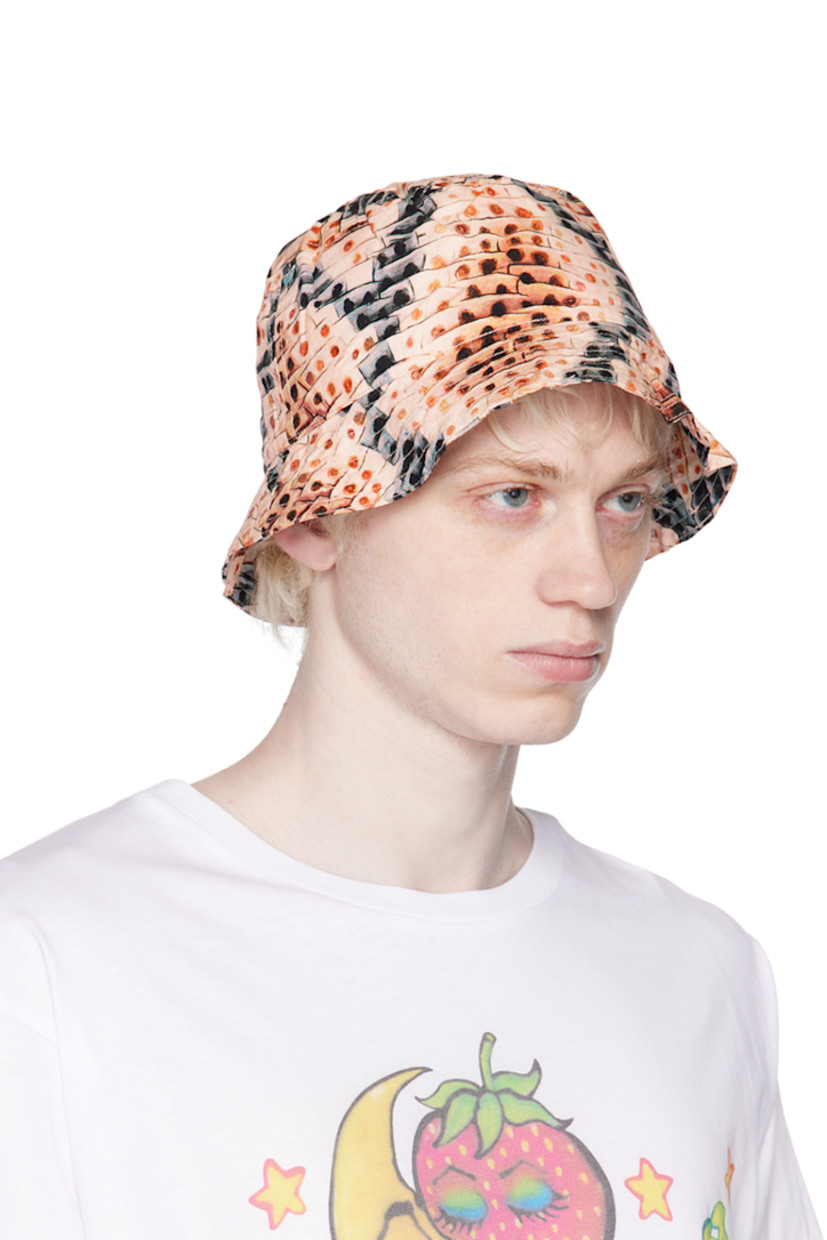 Plain-woven tencel bucket hat in beige. Snake pattern printed throughout.

· Quilted brim
· Logo patch at interior

Supplier color: Tan