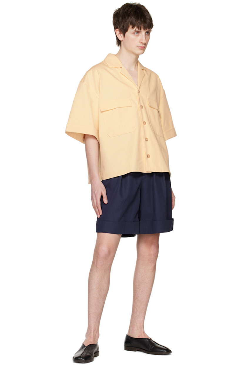 Cotton twill shirt.

· Open spread collar
· Button closure
· Patch pockets 
· Vented side seams
· Rolled edge at cuffs
· Box pleat at back yoke

Supplier color: Ecru