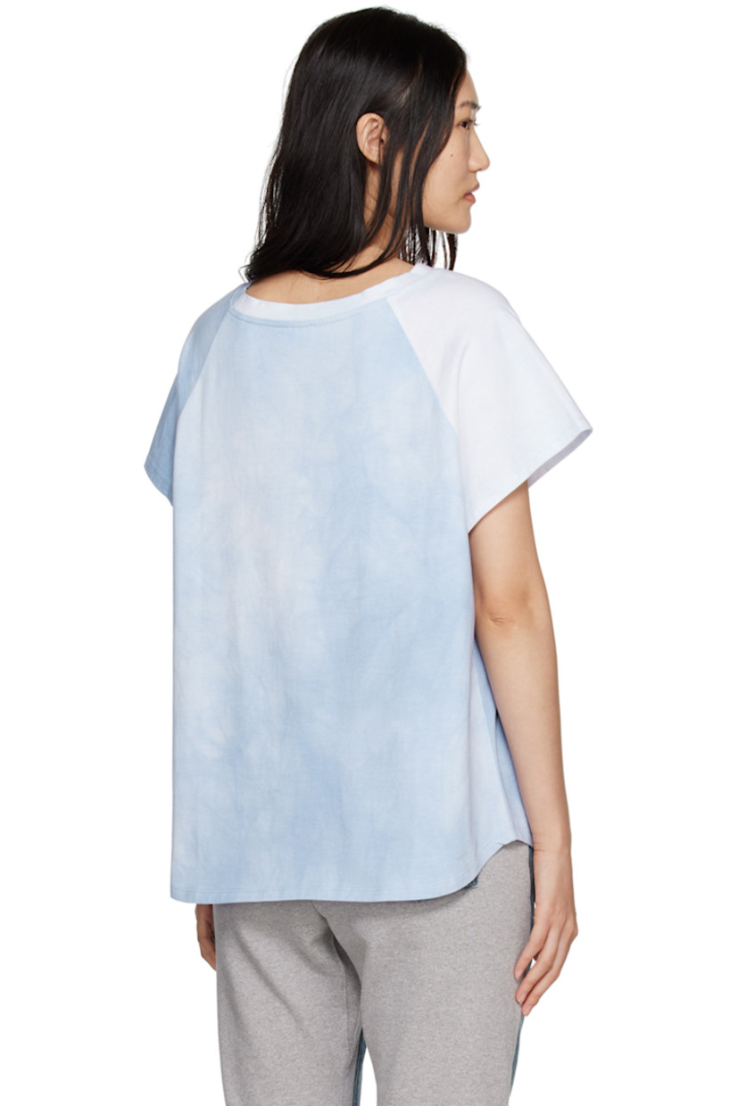 Hand-dyed cotton jersey T-shirt.

· Boat neck
· Graphic screen printed at front
· Shirttail hem
· Raglan sleeves

Supplier color: Tie/Blue soft dye