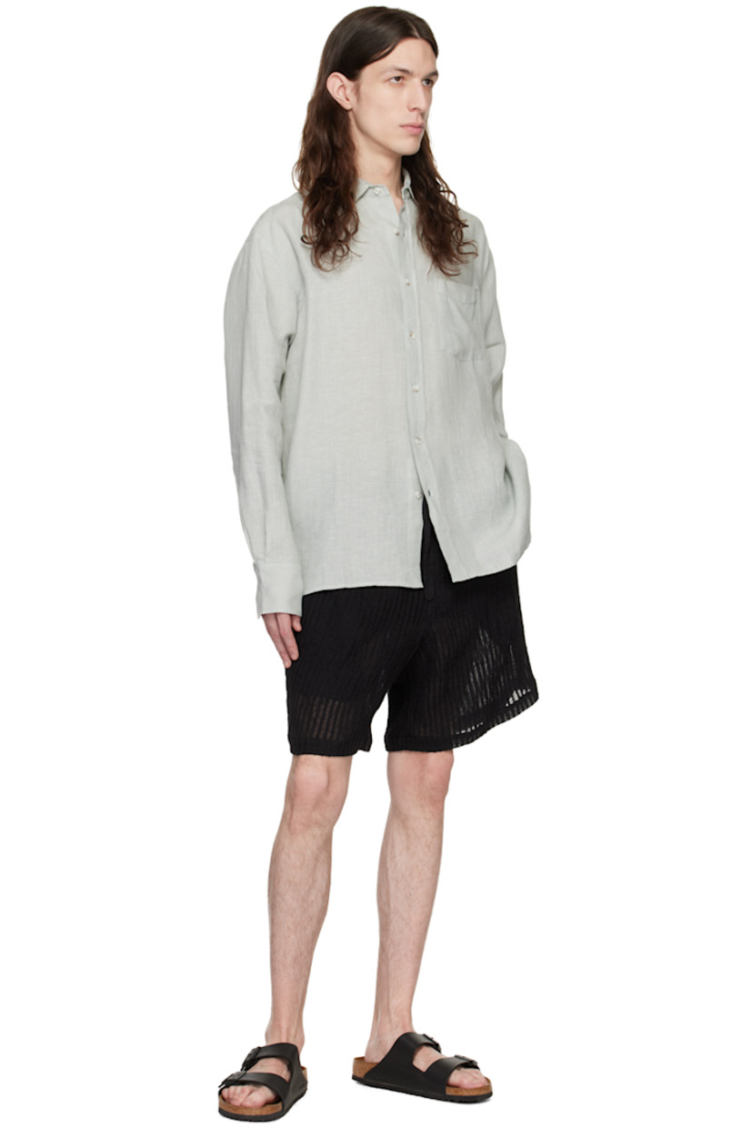Linen gauze shirt.

· Spread collar
· Button closure
· Patch pocket at chest
· Shirttail hem
· Single-button barrel cuffs
· Box pleat at back yoke

Supplier color: Pistachio
