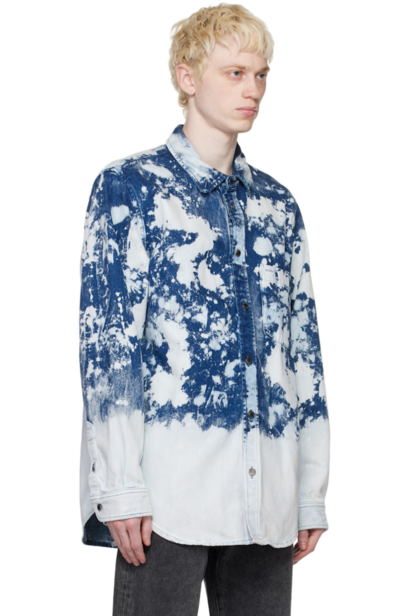 Non-stretch denim jacket. Fading and acid wash effect throughout.

· Spread collar
· Button closure
· Patch pocket
· Shirttail hem
· Two-button barrel cuffs
· Logo-engraved silver-tone hardware

Supplier color: Acid splatter blue