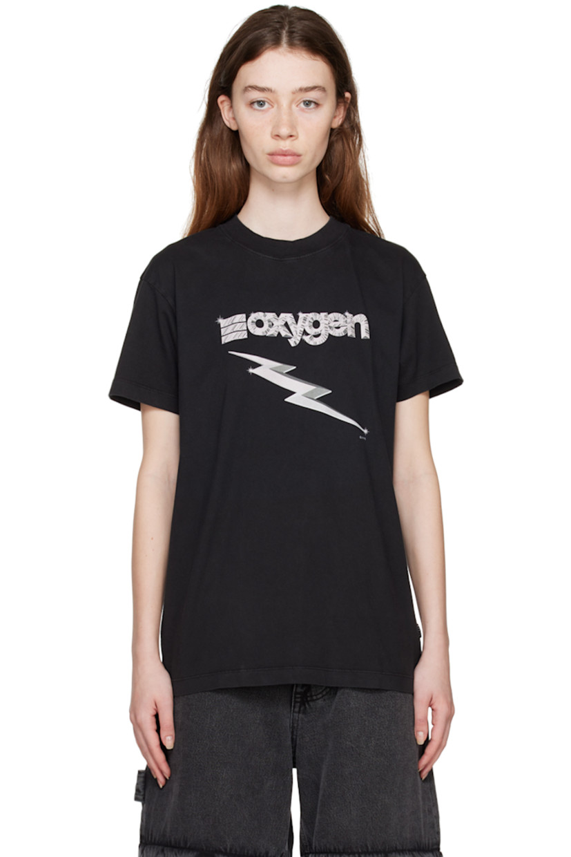 Organic cotton jersey T-shirt.

· Rib knit crewneck
· Graphic and text printed at front
· Textile logo patch at side seam

Supplier color: Oxygen