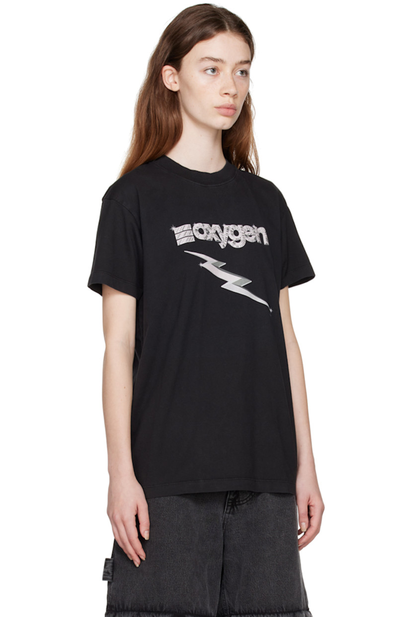 Organic cotton jersey T-shirt.

· Rib knit crewneck
· Graphic and text printed at front
· Textile logo patch at side seam

Supplier color: Oxygen