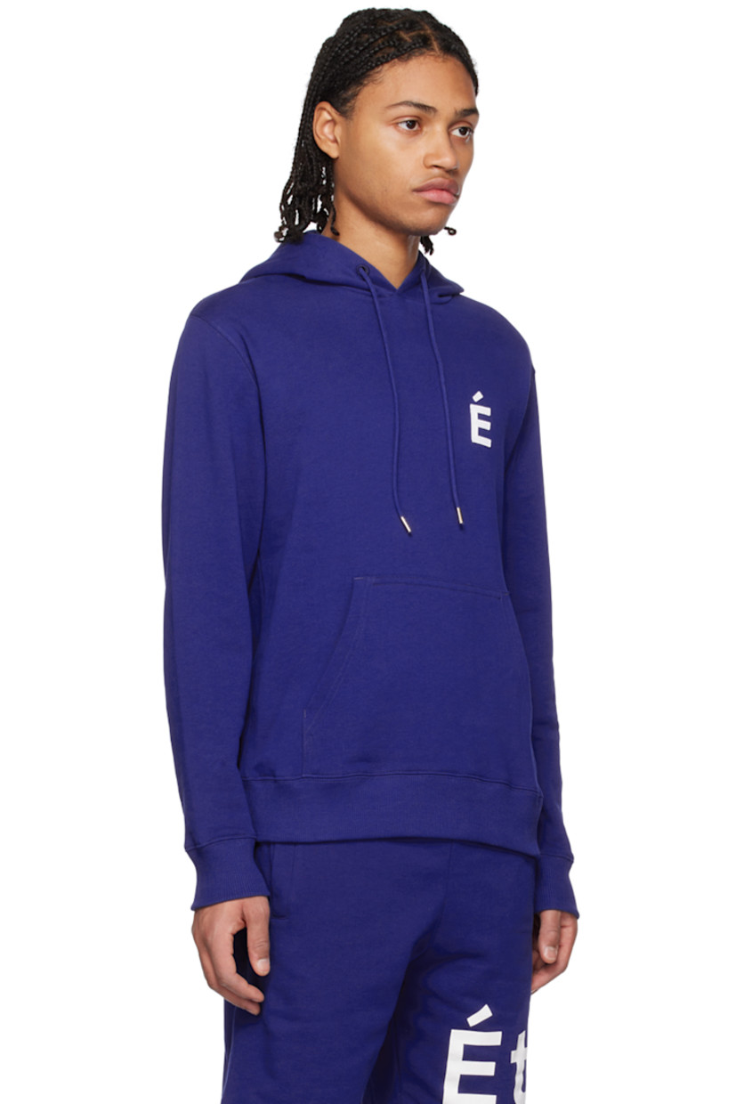 Organic cotton fleece hoodie.

· Drawstring at hood
· Textile logo patch at chest
· Kangaroo pocket
· Rib knit hem and cuffs

Supplier color: Blue