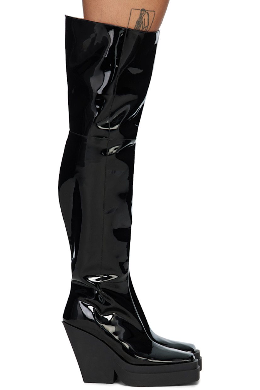 Knee-high patent leather boots in black. 

· Square toe
· Zip closure at inner sides
· Buffed leather lining in beige 
· Rubber wedge heel 
· Treaded rubber platform sole
· Platform: H1.5 in
· Heel: H5 in

Supplier color: Black