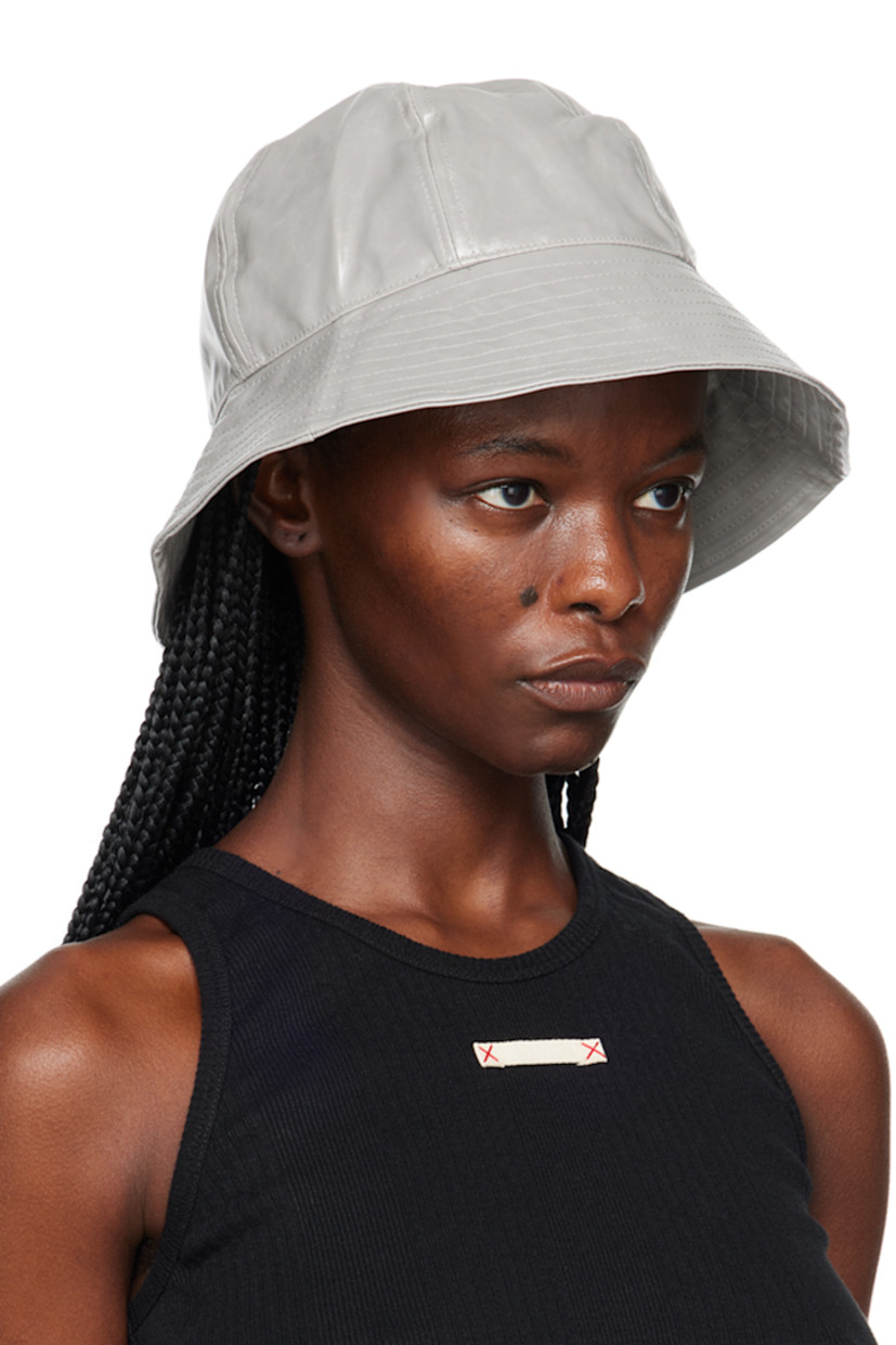 Paneled coated cotton broadcloth bucket hat in gray.

· Quilted brim
· Webbing brow band
· Unlined

Supplier color: Grey