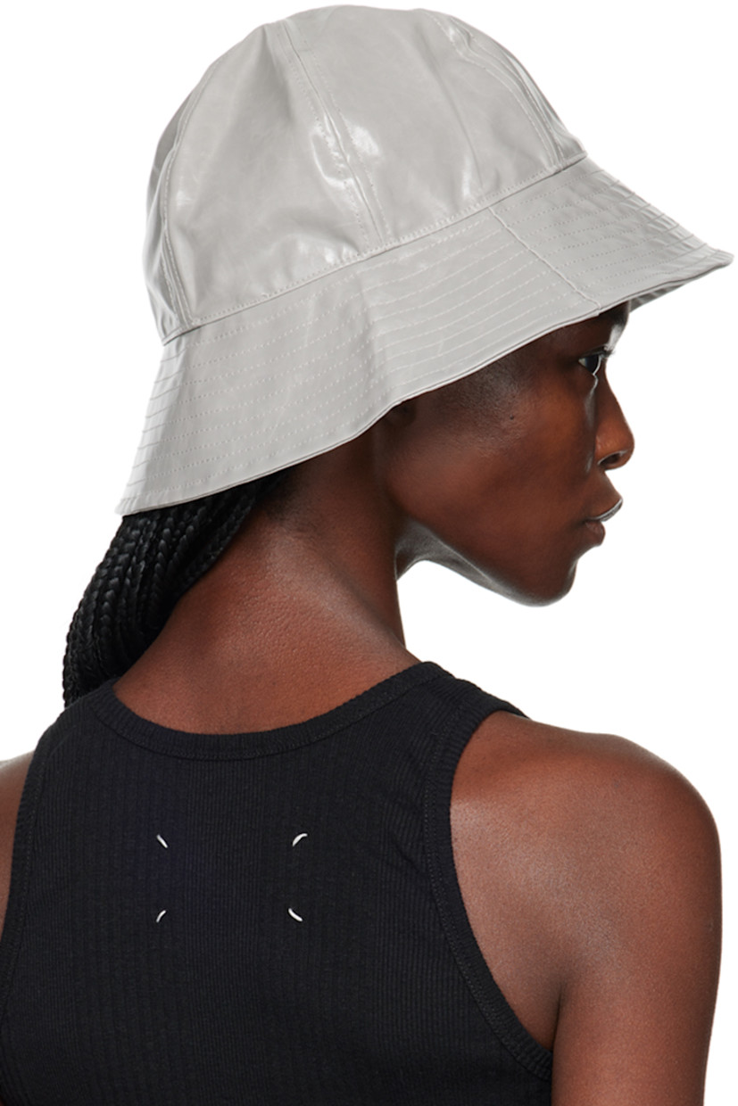 Paneled coated cotton broadcloth bucket hat in gray.

· Quilted brim
· Webbing brow band
· Unlined

Supplier color: Grey