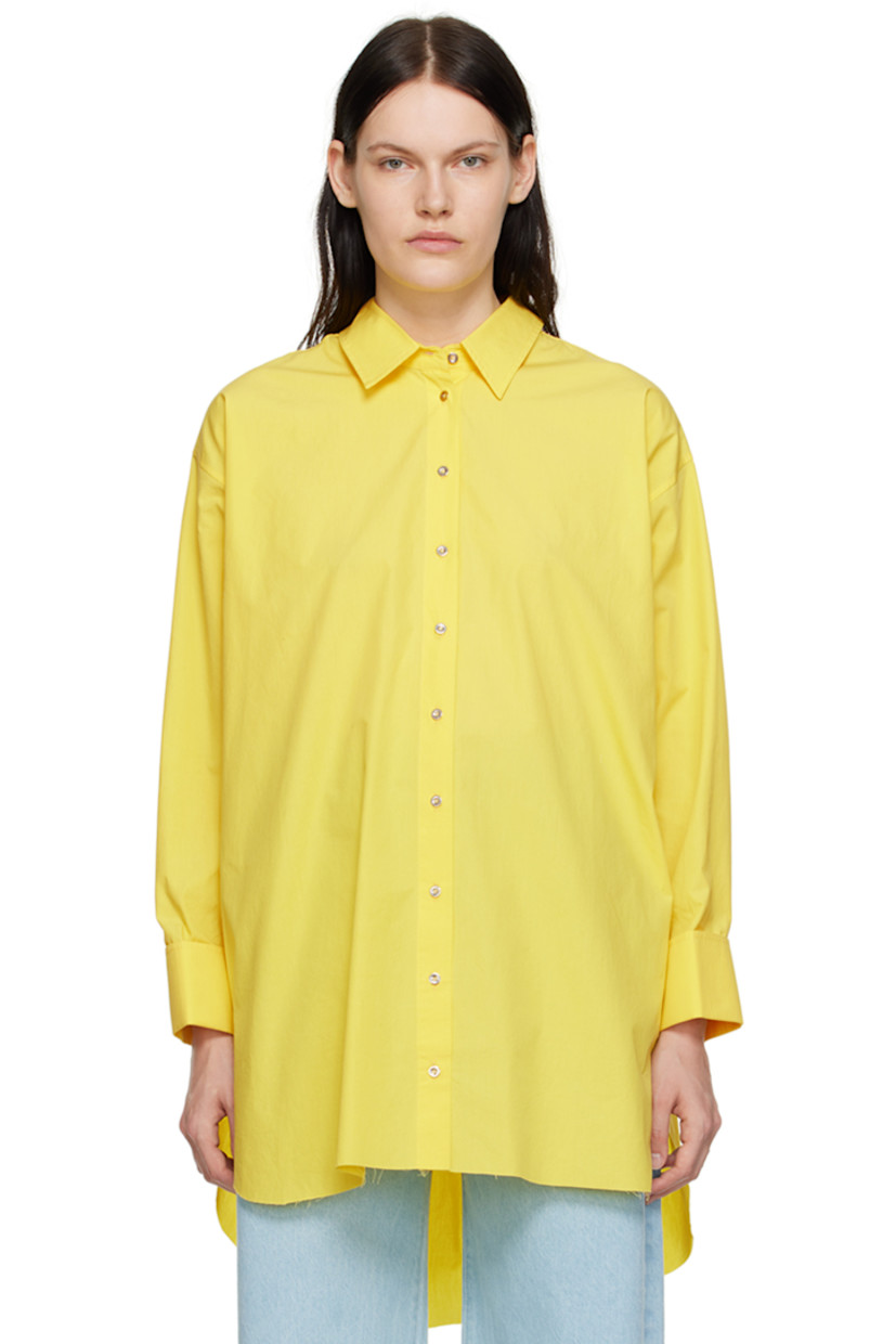 Organic cotton poplin shirt.

· Spread collar
· Button closure
· Raw edge at droptail hem
· Carabiner at cuffs

Supplier color: Yellow