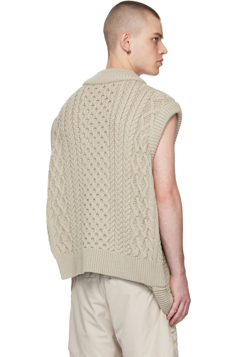 Aran knit merino wool vest. 

· Rib knit layered crewneck, hem, and armscyes
· Open side seams

Supplier color: Grey