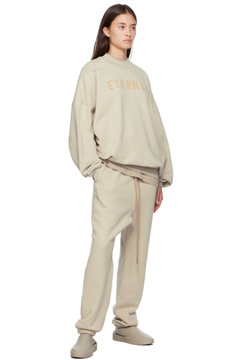 Straight-leg cotton fleece sweatpants.

· Drawstring at waistband
· Two-pocket styling
· Leather logo patch at front

Supplier color: Cement