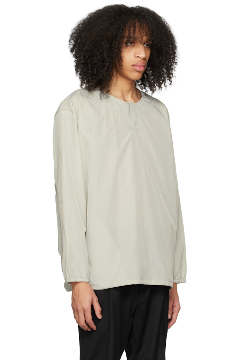 Polyester poplin sweatshirt.

· Crewneck
· Two-button placket
· Drawstring at hem
· Rib knit trim at armscyes
· Seam pockets
· Storm flap and metal eyelet at back
· Concealed patch pockets at back
· Partial mesh lining

Supplier color: Light grey