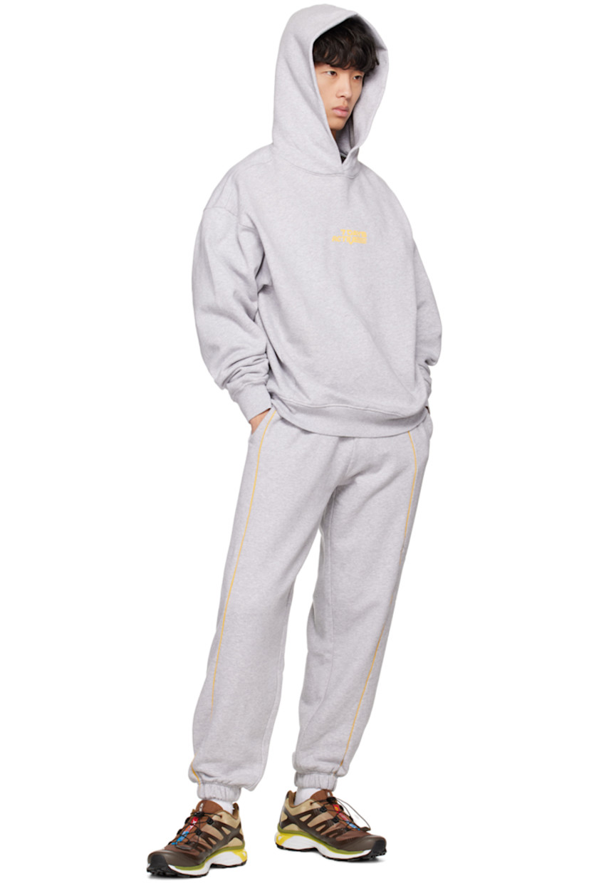 Paneled organic cotton fleece lounge pants.

· Adjustable drawstring at elasticized waistband
· Two-pocket styling
· Piping trim at front and back
· Logo graphic printed at leg
· Elasticized cuffs

Supplier color: Heather grey