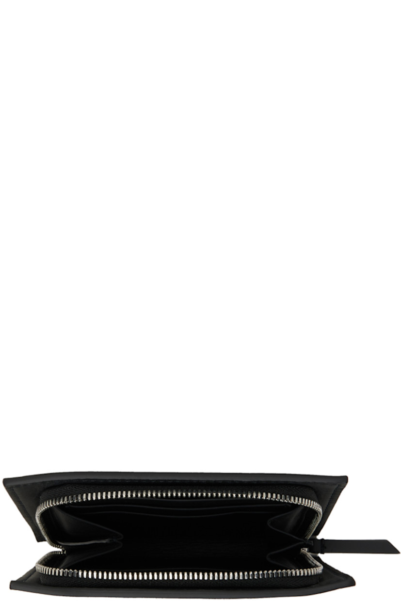 Buffed leather wallet in black.

· Zip closure
· Six card slots
· H4 x W5.25 x D1 in

Part of the ECCO.kollektive x Bianca Saunders collaboration.

Supplier color: Black