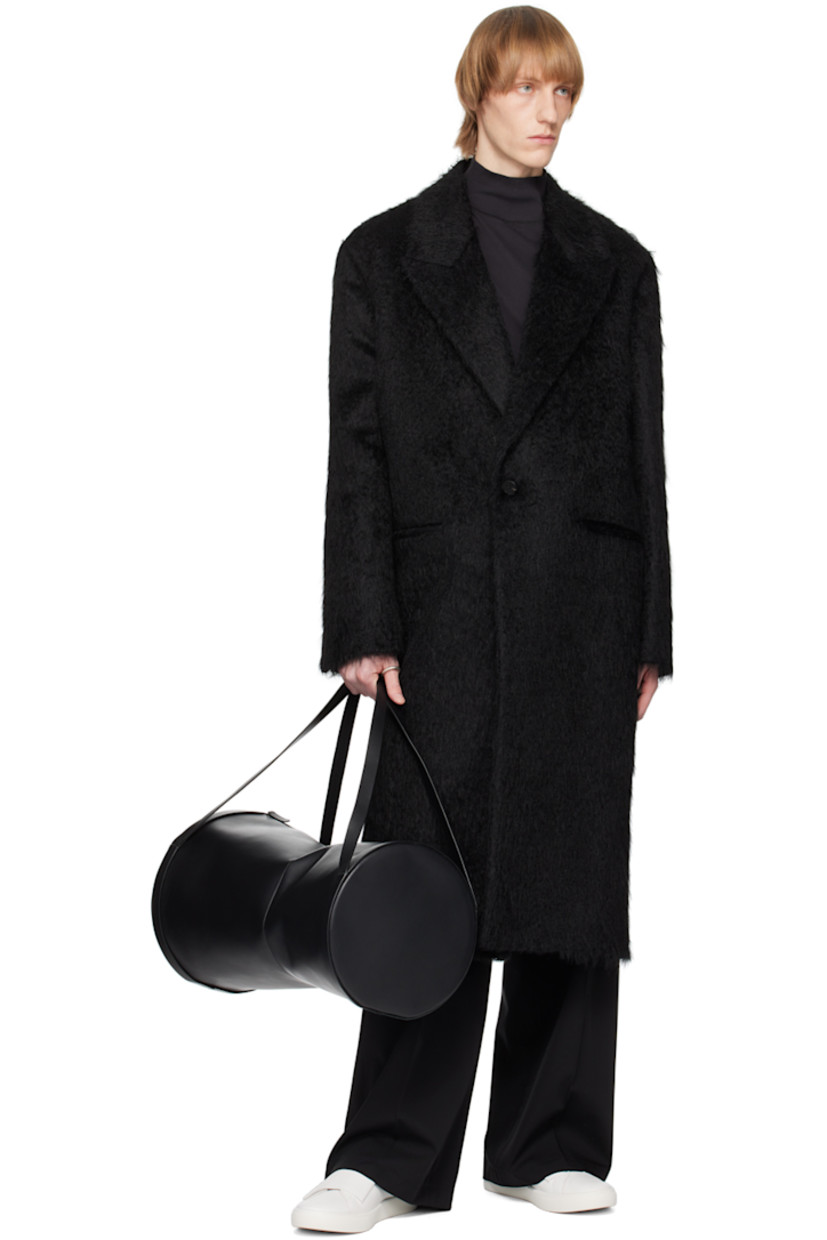 Structured buffed calfskin messenger bag in black. 

· Adjustable shoulder straps 
· Zip closure 
· Twill lining 
· H11 x W19.5 x D10 in 

Part of the ECCO.kollektive x Isaac Reina collaboration. 

Supplier color: Black