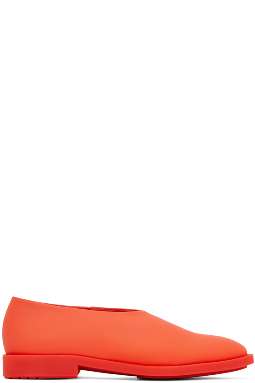 Buffed leather loafers in red. 

· Square toe
· Elasticized gusset at inner side
· Logo embossed at footbed
· Grained leather lining
· Rubber sole

Part of the ECCO.kollektive x Bianca Saunders collaboration. 

Supplier color: Razzmatazz red