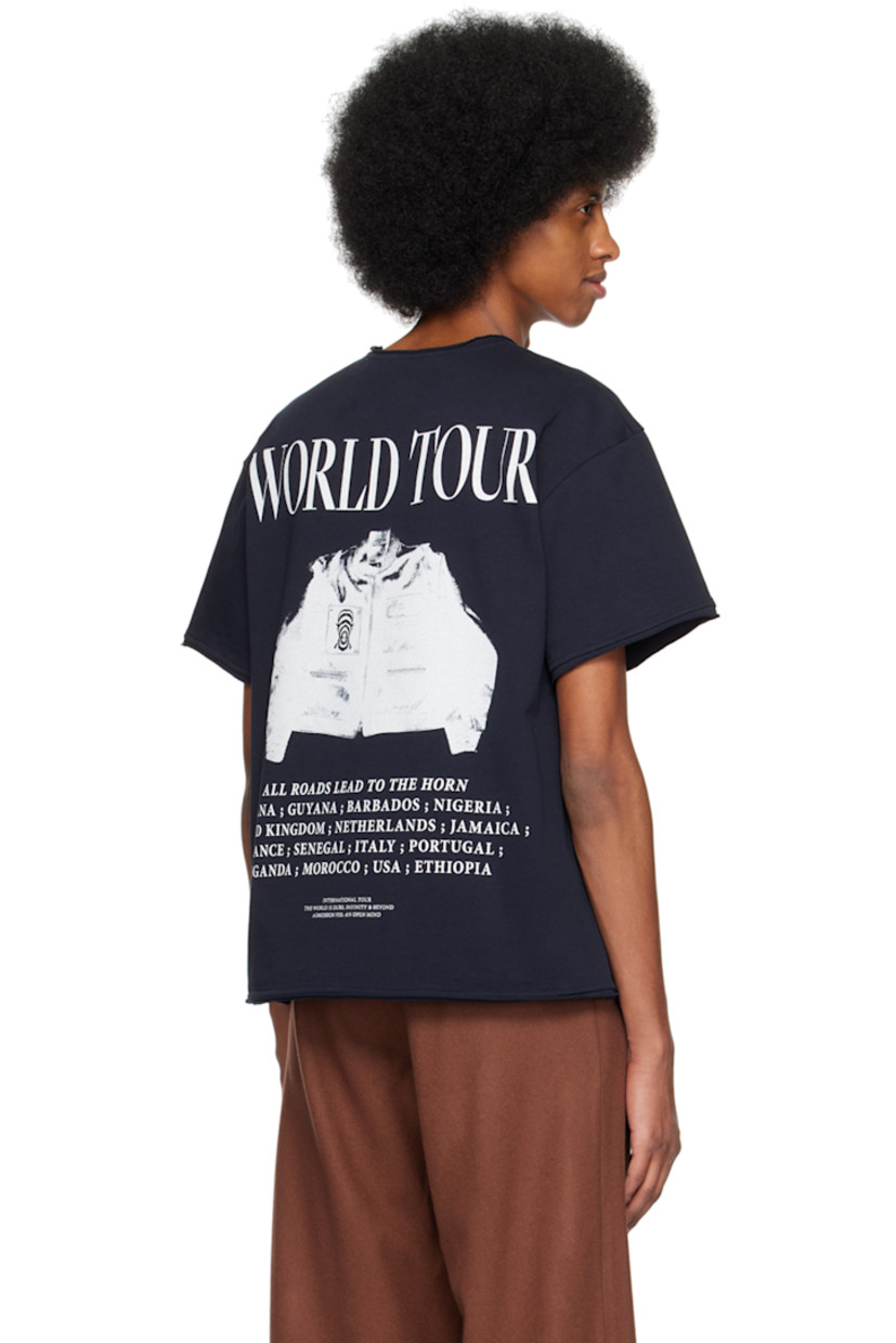Organic cotton jersey T-shirt.

· Raw edge at crewneck, hem, and cuffs
· Logo printed at front
· Graphic and text printed at back

Supplier color: Black