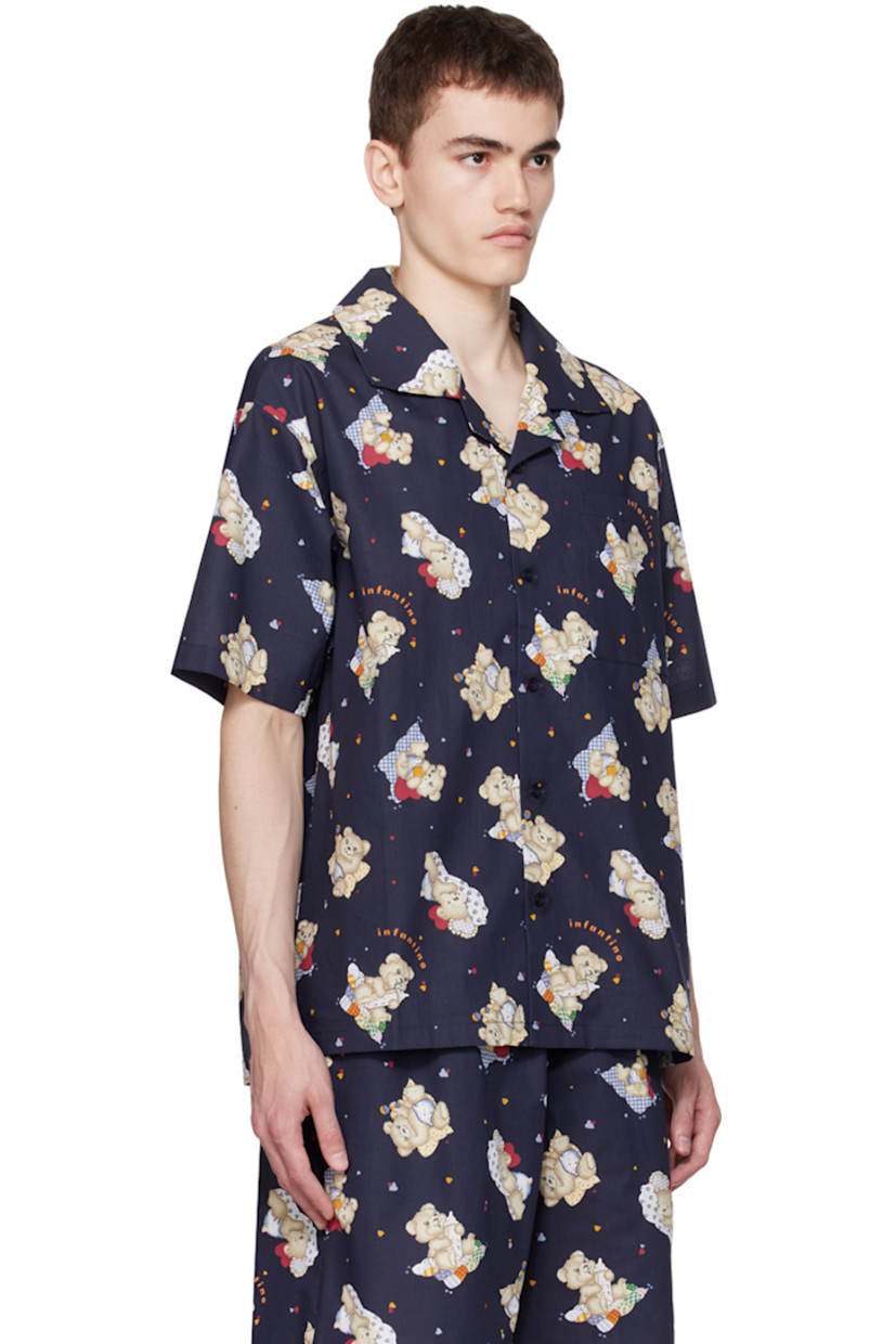 Plain-woven cotton shirt. Graphic pattern printed throughout. 

· Open spread collar
· Button closure
· Patch pocket at chest

Supplier color: Navy