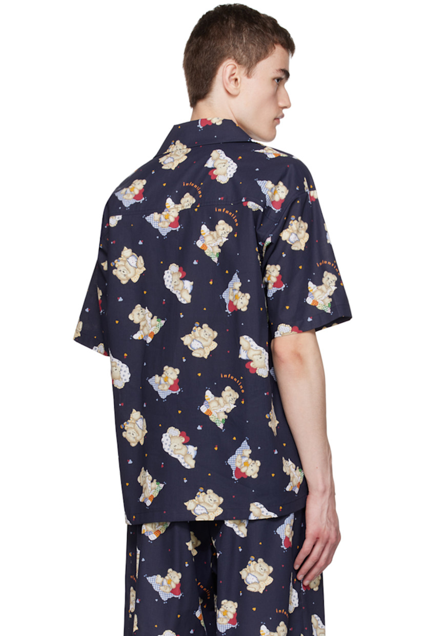 Plain-woven cotton shirt. Graphic pattern printed throughout. 

· Open spread collar
· Button closure
· Patch pocket at chest

Supplier color: Navy