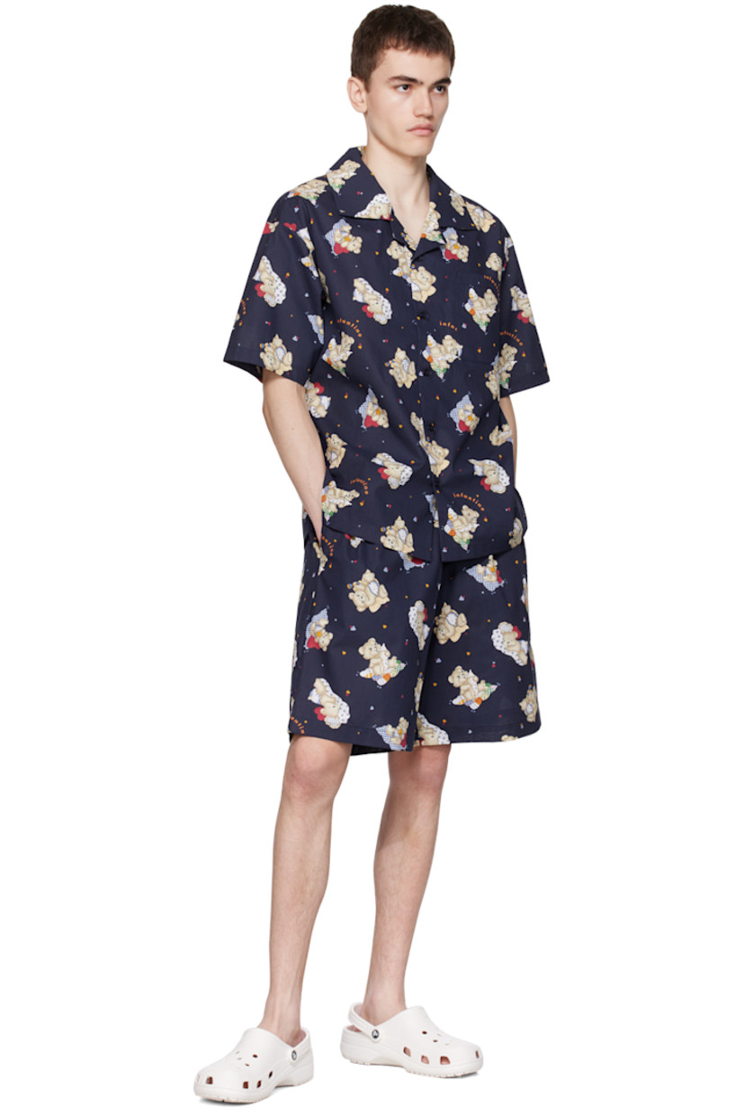 Plain-woven cotton shirt. Graphic pattern printed throughout. 

· Open spread collar
· Button closure
· Patch pocket at chest

Supplier color: Navy