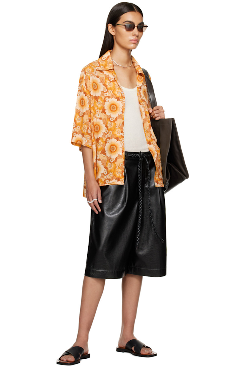 Plain-woven ECOVERO™ viscose shirt. Floral pattern printed throughout. 

· Spread collar
· Button closure
· Logo-engraved hardware

Supplier color: Wallpaper flowers