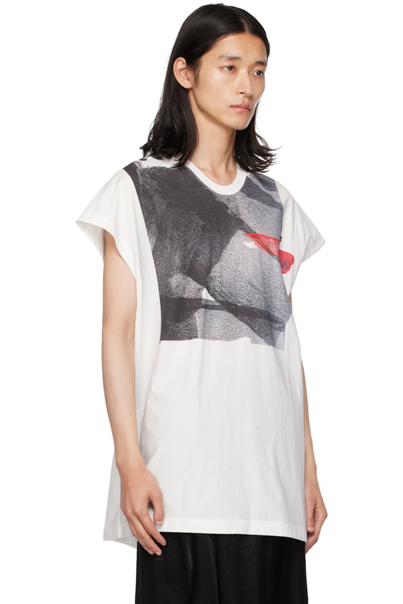 Cotton jersey T-shirt. 

· Rib knit crewneck 
· Graphic printed at front

Supplier color: Off white