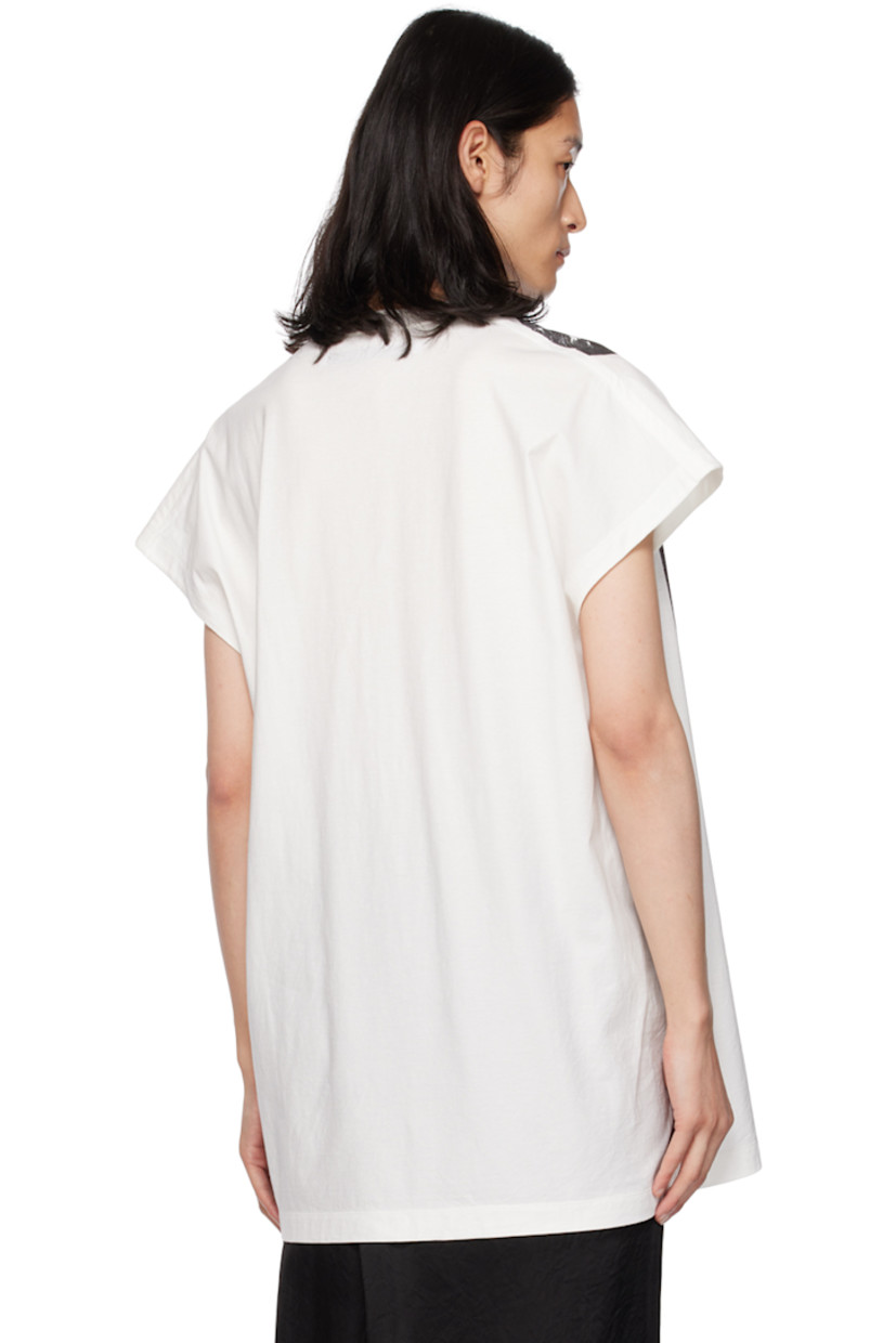 Cotton jersey T-shirt. 

· Rib knit crewneck 
· Graphic printed at front

Supplier color: Off white