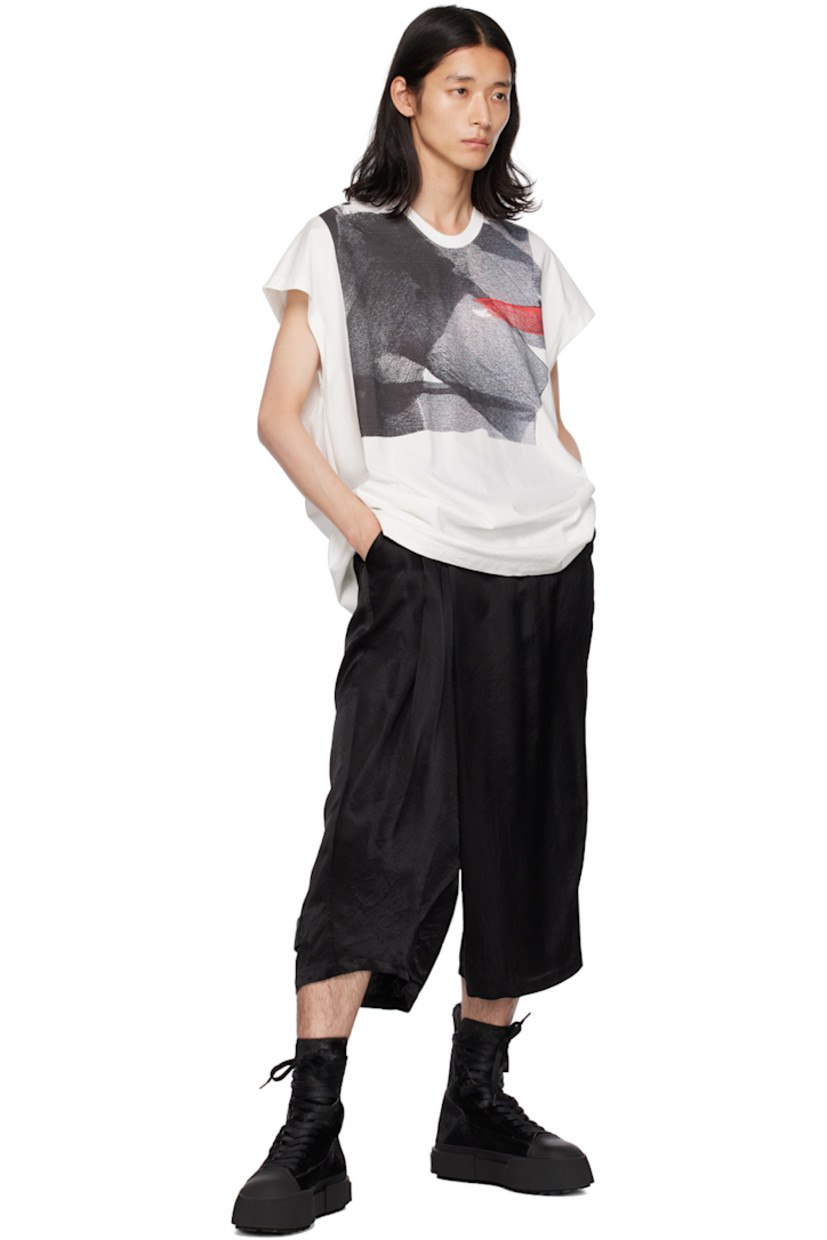 Cotton jersey T-shirt. 

· Rib knit crewneck 
· Graphic printed at front

Supplier color: Off white
