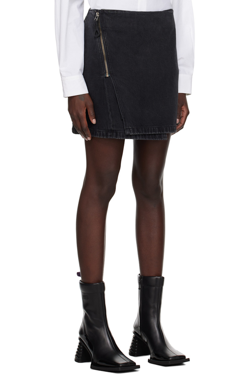 Non-stretch denim skirt. Fading throughout.

· Offset zip closure
· Logo embossed at back
· Full stretch satin lining

Supplier color: Stone black