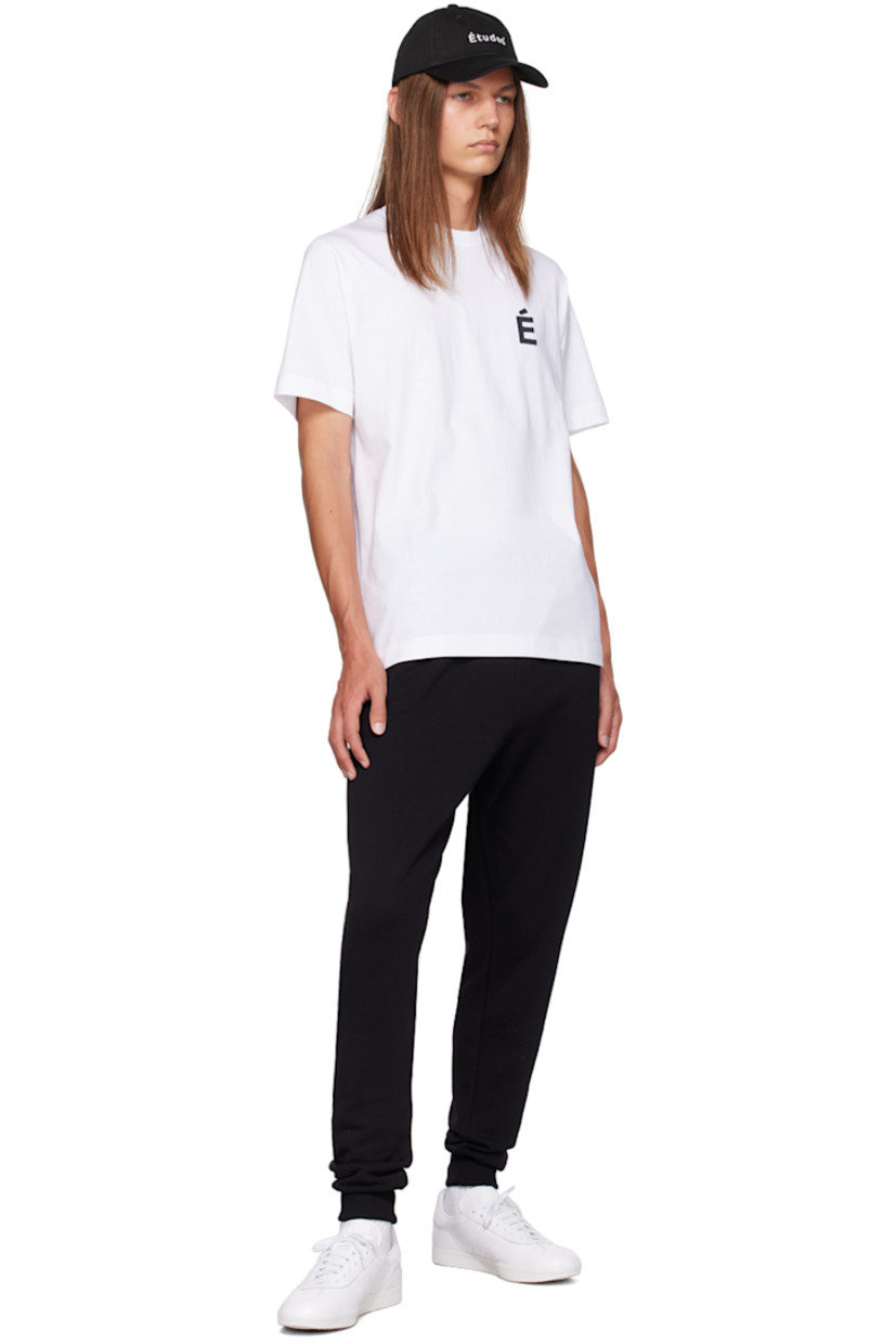Relaxed-fit 340 g organic cotton fleece sweatpants.

· Concealed drawstring at elasticized waistband
· Two-pocket styling
· Logo patch at front
· Rib knit cuffs

Supplier color: Black