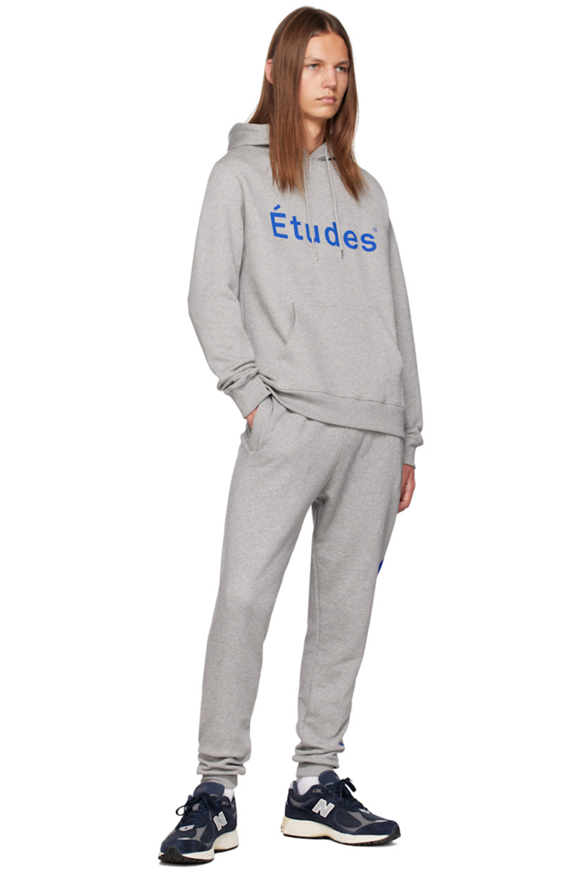 Mottled organic cotton fleece hoodie.

· Drawstring at hood
· Logo printed at front
· Kangaroo pocket
· Rib knit hem and cuffs

Supplier color: Heather grey