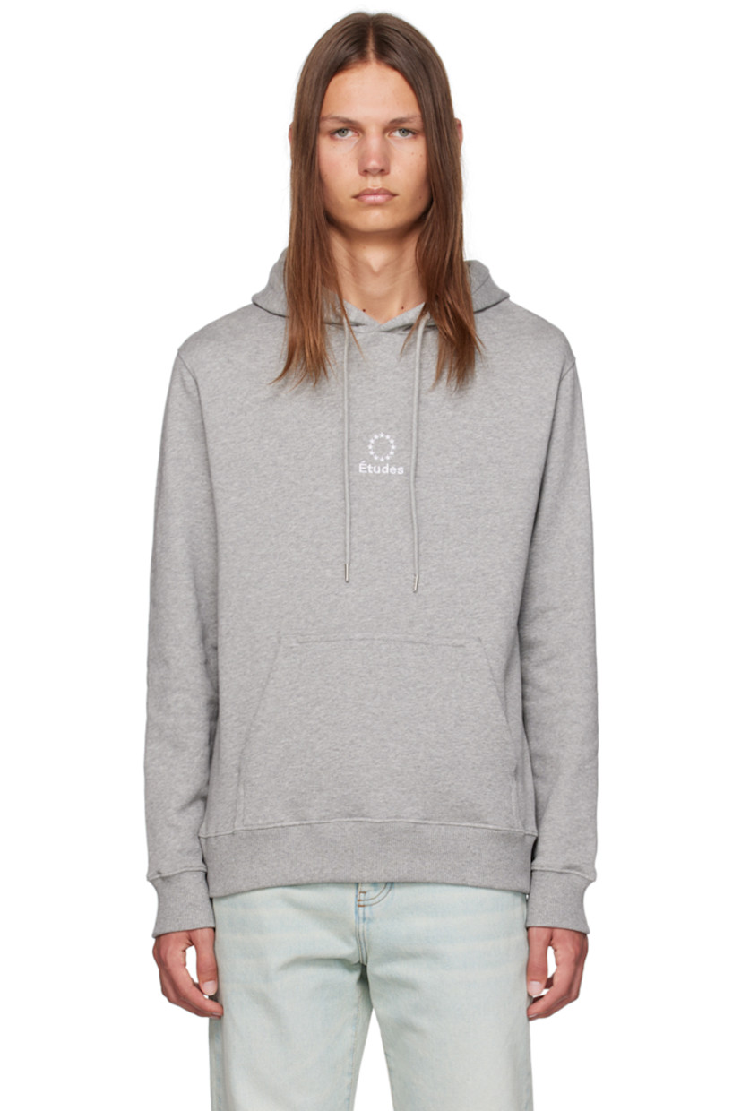 Mottled organic cotton fleece hoodie.

· Drawstring at hood
· Logo graphic embroidered at chest
· Kangaroo pocket
· Rib knit hem and cuffs

Supplier color: Heather grey