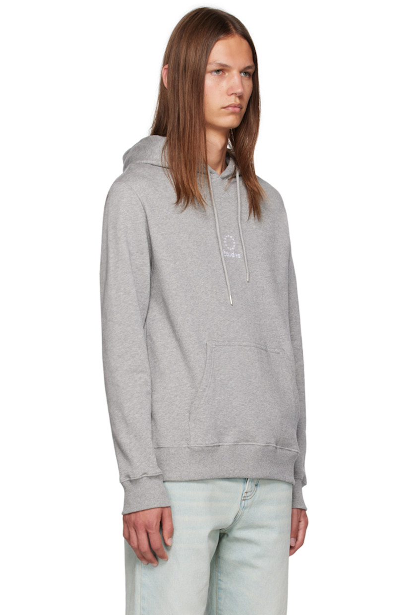 Mottled organic cotton fleece hoodie.

· Drawstring at hood
· Logo graphic embroidered at chest
· Kangaroo pocket
· Rib knit hem and cuffs

Supplier color: Heather grey