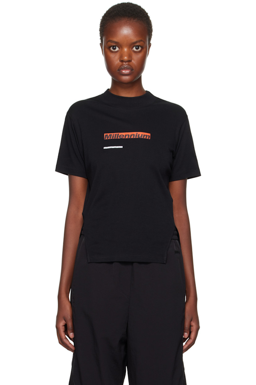 Cotton jersey T-shirt. 

· Rib knit mock neck
· Logo and text printed at front
· Vent at twisted side seams
· Central seam at back

Supplier color: Black
