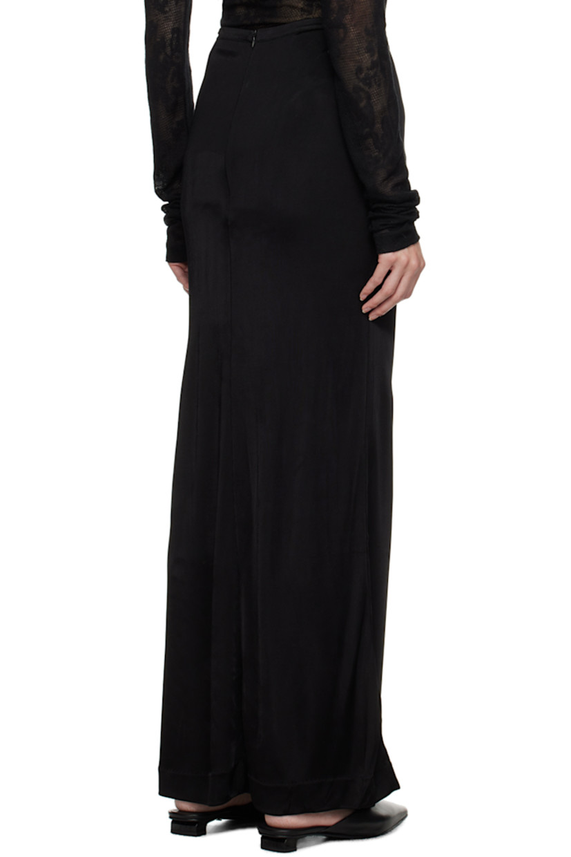 Viscose jersey skirt.

· Central seam at front and back
· Concealed zip closure at side seam

Supplier color: Black