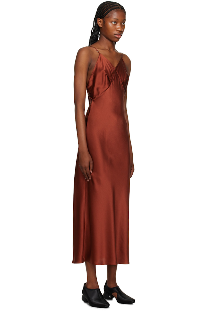 Silk charmeuse dress.

· V-neck
· Adjustable spaghetti straps
· Open back

Supplier color: Flame