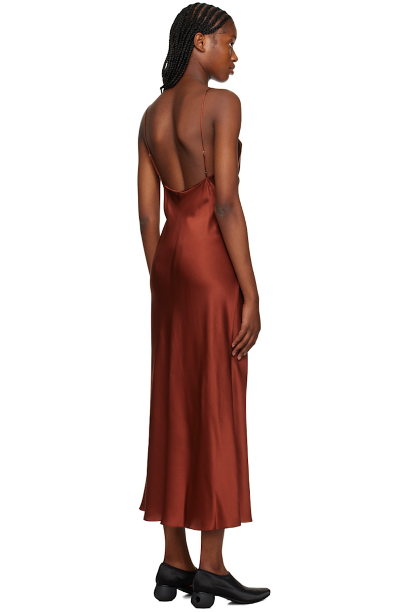 Silk charmeuse dress.

· V-neck
· Adjustable spaghetti straps
· Open back

Supplier color: Flame