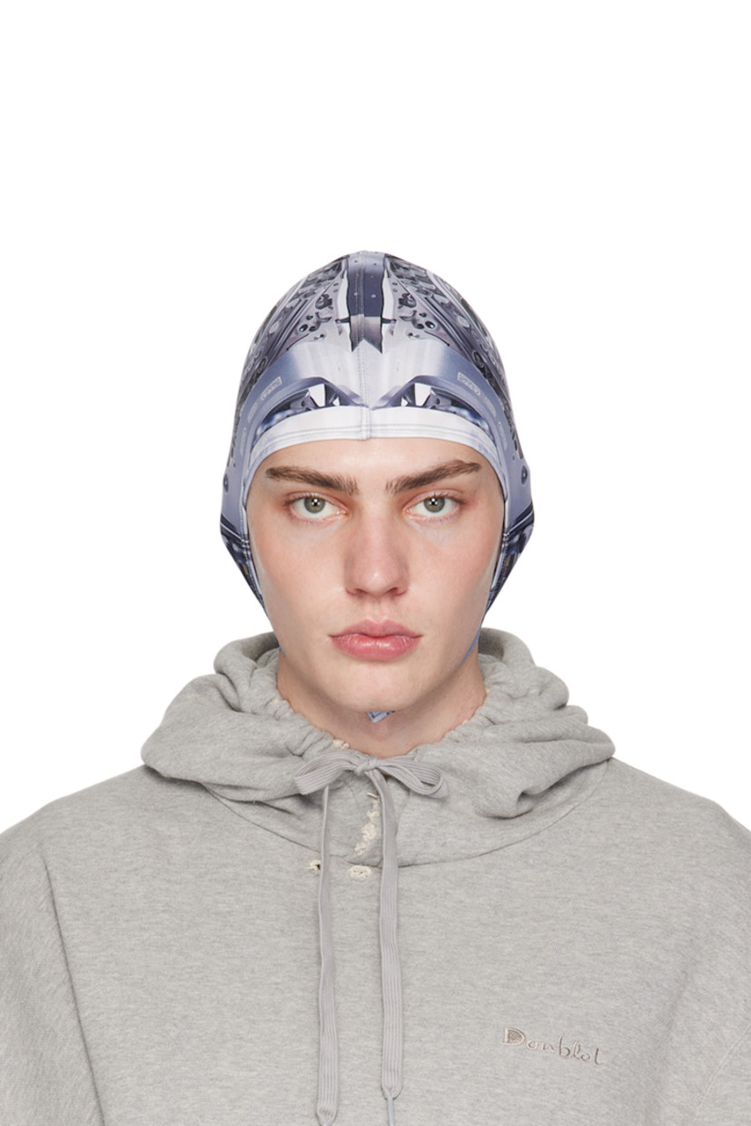 Stretch jersey hood in tones of gray.

· Multicolor graphic printed throughout
· Locker loop at back face
· Press-stud closure

Supplier color: Grey